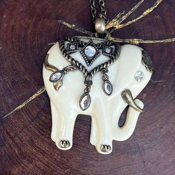 Vintage Avon Elephant Necklace Quirky Statement jewelry - Picture 2 of 6